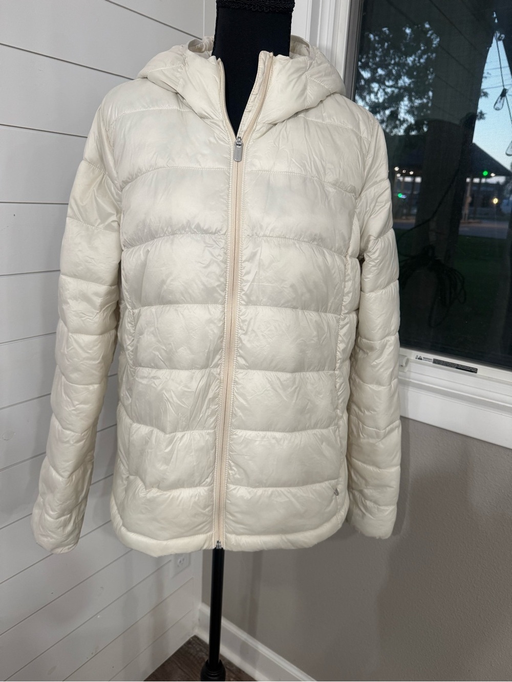 Athleta Aire Puffer Jacket Women’s M Ivory Hooded Water/Wind Resistant Full Zip
